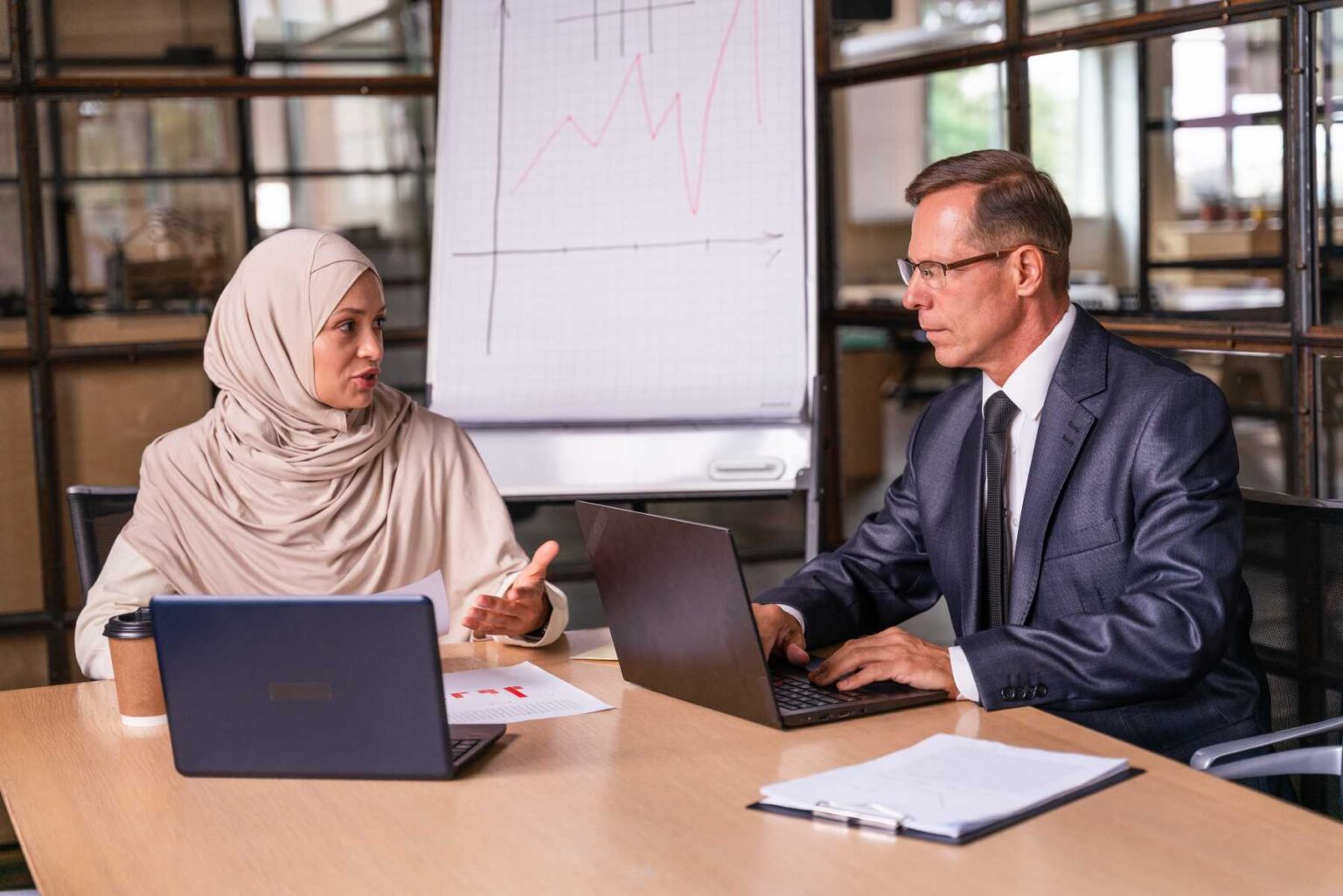 multiethnic-business-team-meeting-in-the-office-8Y232ES.jpg